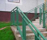 Сварные перила возле подъезда
